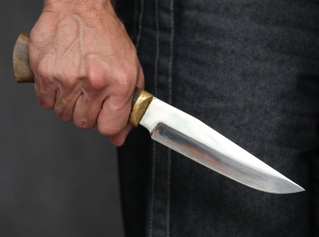 Патрульні Мукачева затримали чоловіка, який з ножем у руках намагався увірватись у будинок жінки