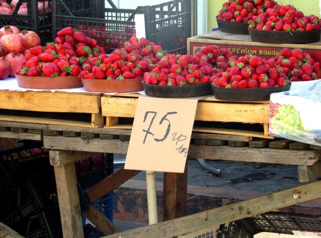 На ринку в Мукачеві вже продають черешні, а полуниця відчутно здешевшала