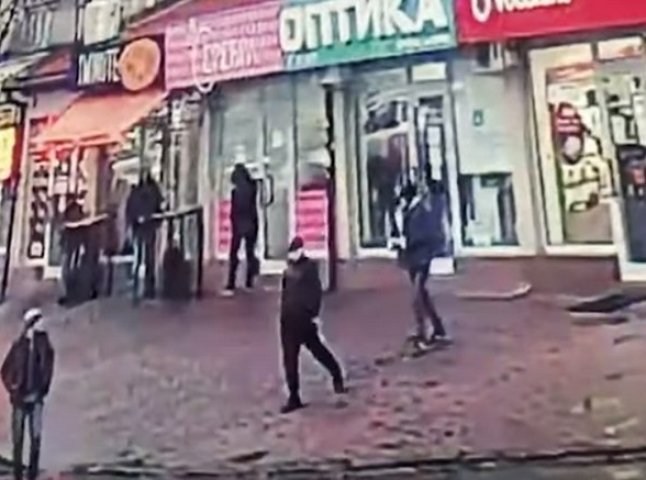 Грабіж посеред міста: у мережі оприлюднили відео нападу
