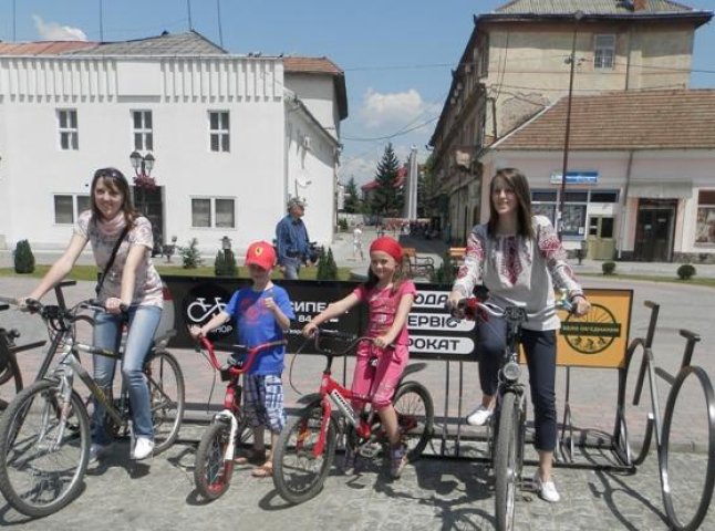 У Хусті до Велодня відкрили велопарковку