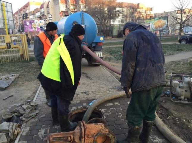 Аварія на водопроводі на перехресті вулиць Легоцького та Перемоги в Ужгороді ліквідована