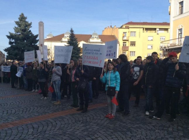 У центрі Мукачева протестують студенти та викладачі ПТНЗ міста