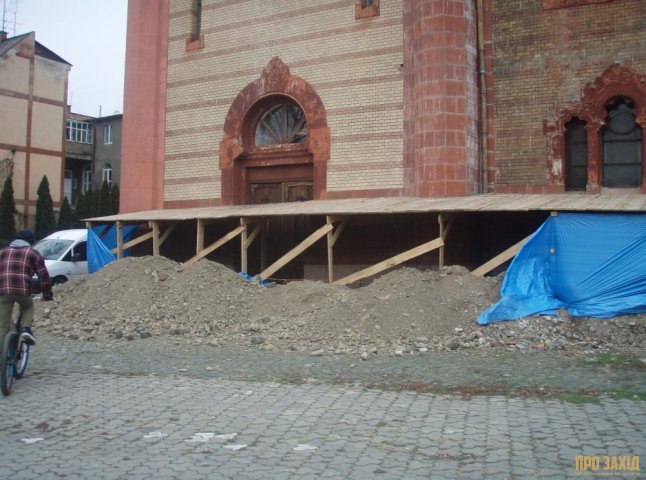 В Ужгороді триває реконструкція Закарпатської обласної філармонії