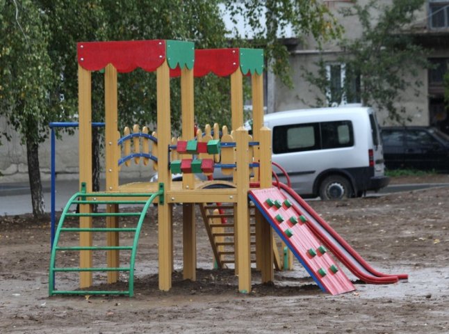 У Мукачеві встановлюють вісім нових дитячих майданчиків