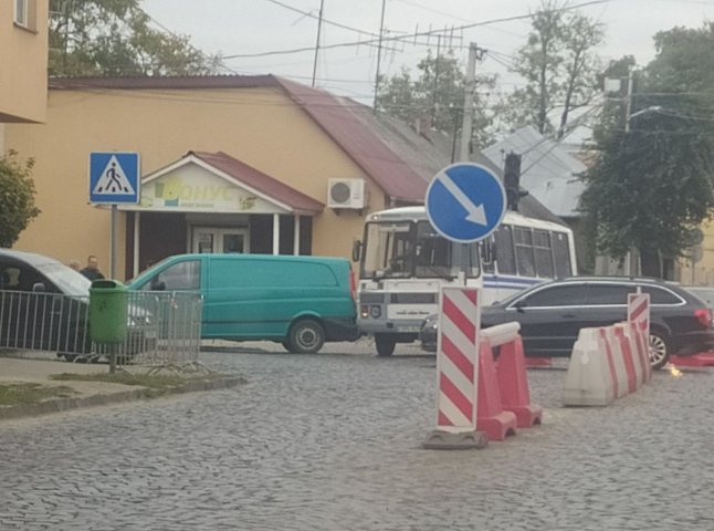 У Мукачеві трапилась аварія: зіткнулись маршрутка та мікроавтобус