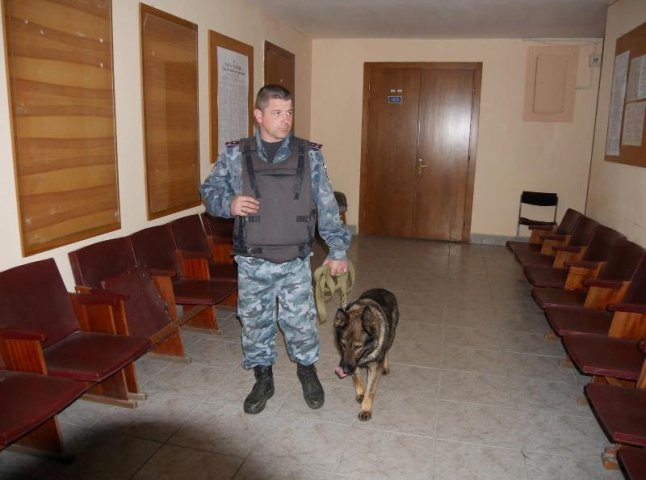 Поліція назвала час, коли зловмисник міг залишити гранату в туалеті Ужгородської міськради