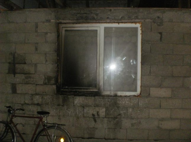 У ромському поселенні Мукачева невідомі намагалися підпалити будинок місцевому мешканцю (ФОТОФАКТ)