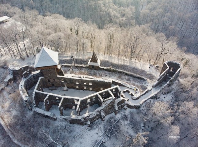 У мережі опублікували казкові фото засніженого Невицького замку