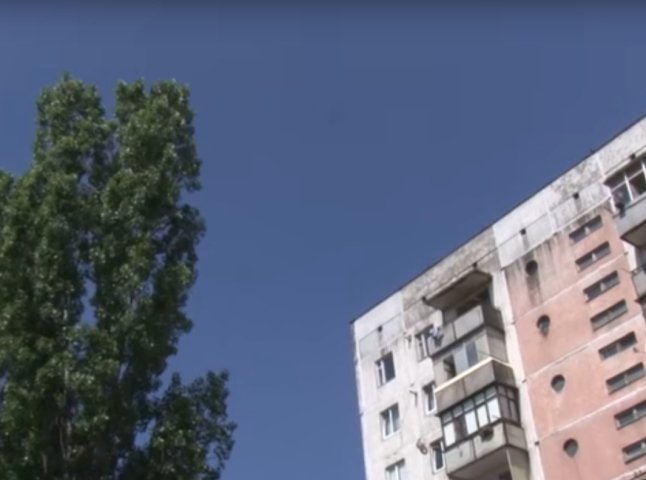 Мешканці ужгородських багатоповерхівок скаржаться на тополі, коріння яких руйнують покриття та комунікації