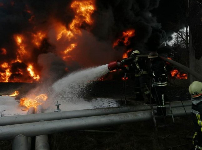 Миколаїв у вогні: окупанти обстріляли житловий сектор, виникли великі пожежі