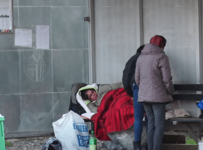 У Мукачеві жінка три місяці жила на автобусній зупинці: що з нею трапилось