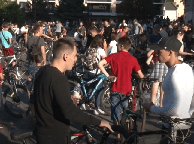 Без масок та дистанції: в Ужгороді відбувся велозаїзд