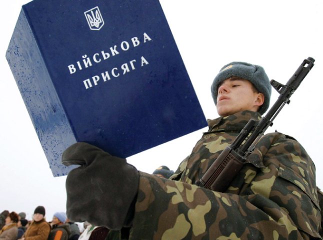 У зв’язку з подіями в Україні, українських чоловіків почали викликати до військкоматів