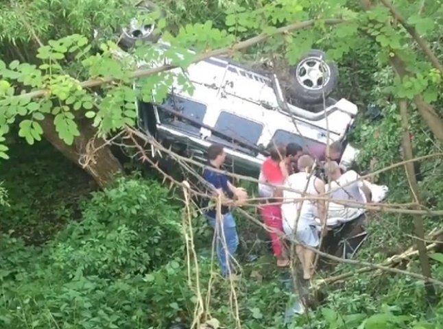 На Тячівщині трапилась жахлива ДТП: один автомобіль сильно пошкоджений, інший – у кюветі