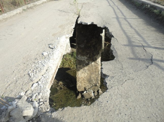На Берегівщині надзвичайна ситуація: в одному із сіл провалився міст (ФОТО)