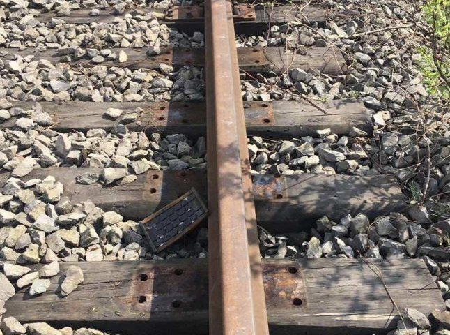 Закарпатець розбирав на металобрухт діючу резервну залізничну колію