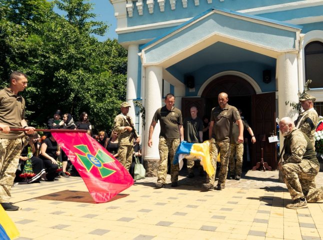 У Мукачеві поховали Героя, який захищав Україну на фронті