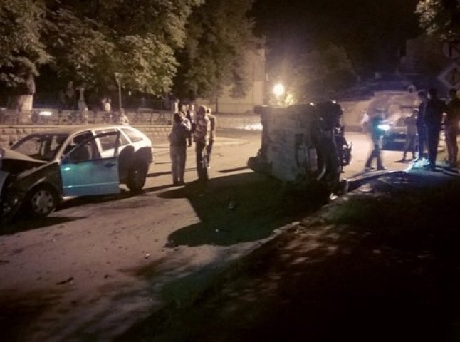 Вночі в Ужгороді зіткнулись дві автівки, у мережі говорять про "мажорне" ДТП (ФОТО)
