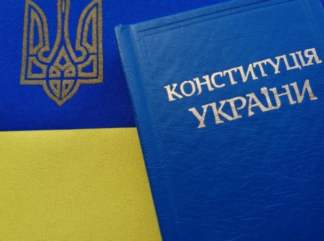 Вихідні на День Конституції України 2021: скільки відпочиватимемо