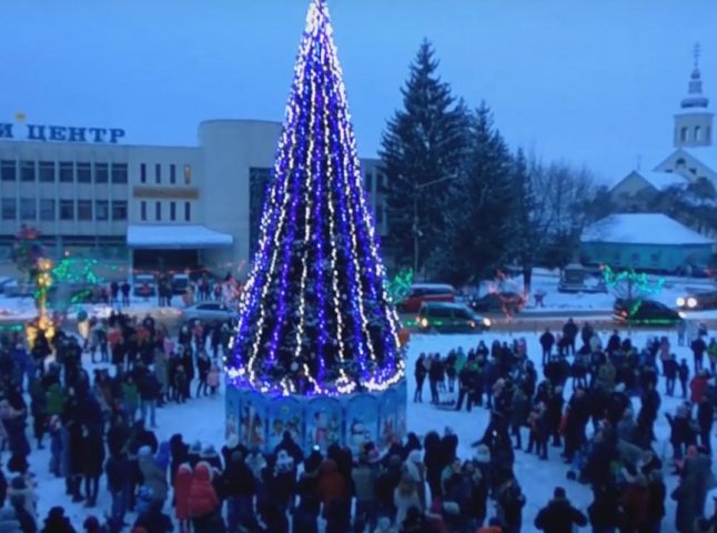 В Іршаві урочисто запалили вогні новорічної ялинки