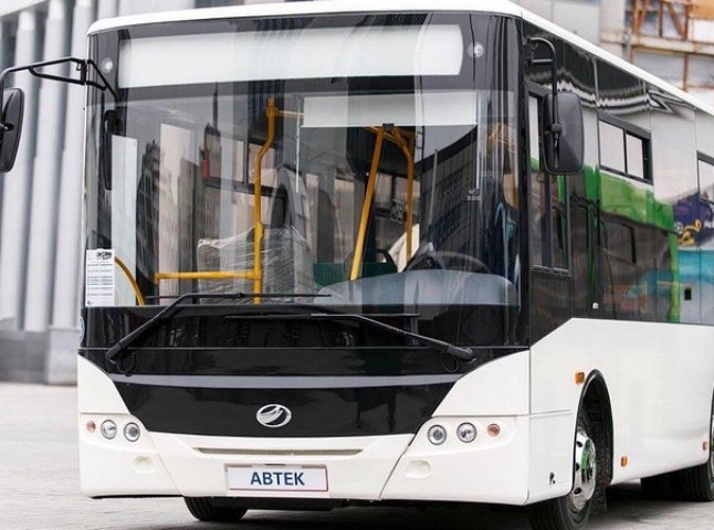 В Ужгороді тестують автобус, загальна пасажиромісткість якого 60 осіб