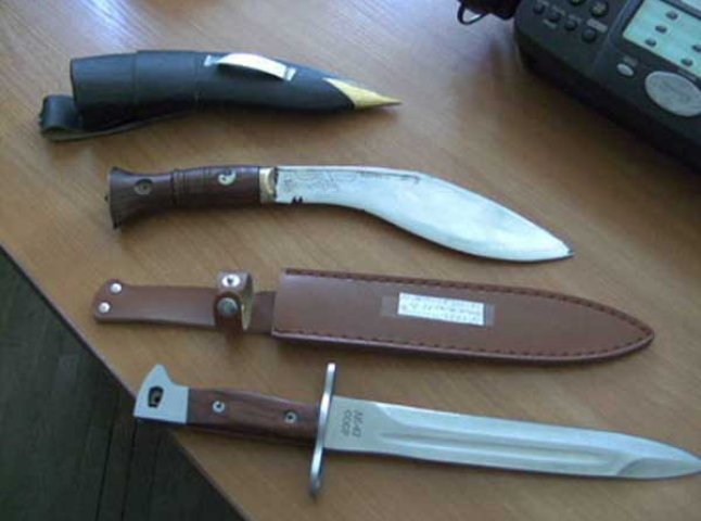Правоохоронці Ужгородщини вилучили від місцевого мешканця 6 ножів