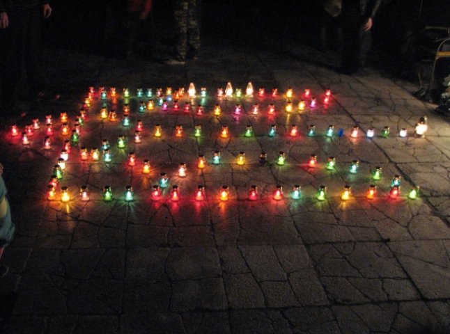 У Великому Березному палаючим тризубом вшанували загиблих військових (ФОТО)
