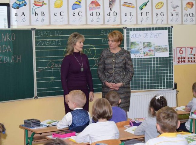 Лілія Гриневич побувала в ужгородській спеціалізованій ЗОШ №4 із поглибленим вивченням словацької мови