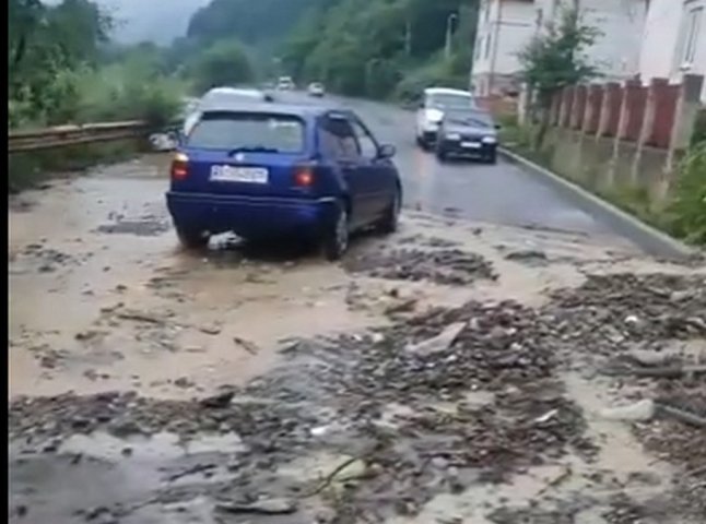 В одному з міст області злива наробила біди: опубліковано відео