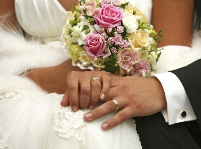 В Ужгороді можна буде одружитися за добу: молодят реєструватимуть у новому підприємстві