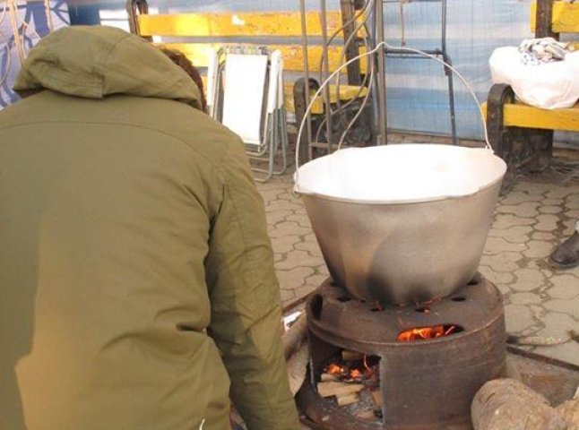 В Ужгороді на підтримку військових влаштували польову кухню