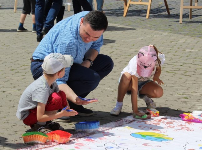 В Ужгороді провели акцію "Майбутнє в руках дітей"