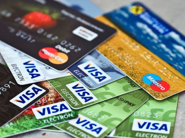 38-річний мукачівець майже рік розраховувався чужою банківською карткою в магазинах