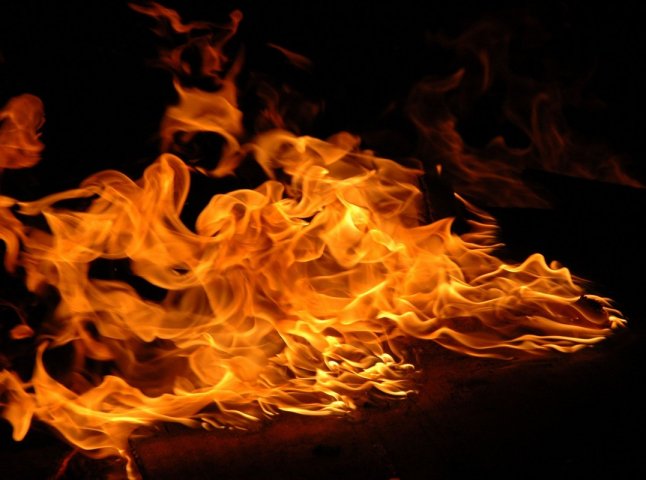 Машина згоріла вщент: на Хустщині вирувала пожежа
