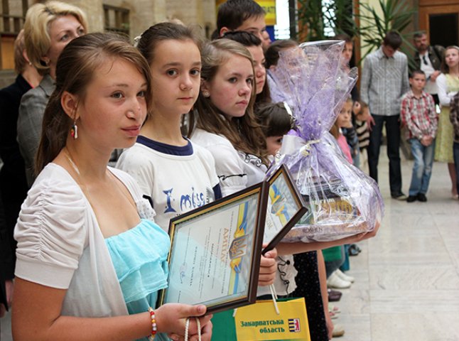 Юні фотографи, переможці конкурсу "Планета дитинства", отримали призи від обласної влади