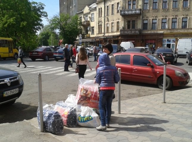 Сім’ї переселенців з Донбасу отримали від угорців допомогу