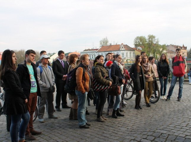 Спеціально до Міжнародного дня культури в Ужгороді провели пізнавальну екскурсію