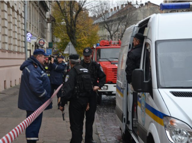 В Ужгороді правоохоронці шукали вибухівку у покинутому на вулиці рюкзаці