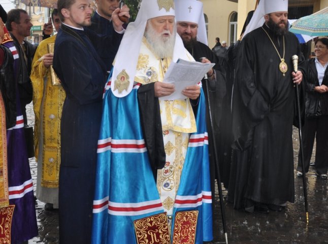 У центрі Мукачева відслужив святковий молебень Святіший Патріарх Київський і всієї Русі-України Філарет (ФОТО)