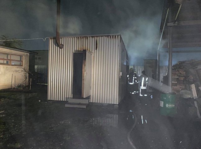 На одному з підприємств Мукачева спалахнула пожежа