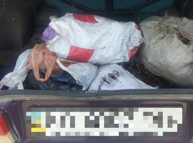 У Мукачеві поліцейські затримали повний багажник недешевого металу