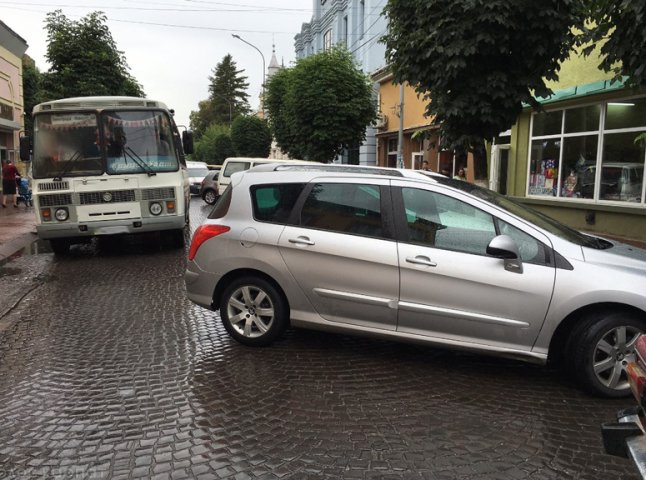 Невдале паркування спричинило затор на центральній вулиці Виноградова