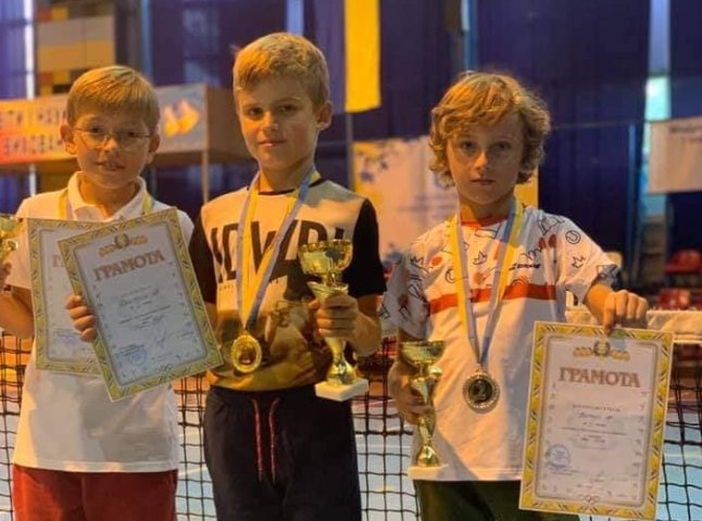 Мукачівці привезли нагороди із тенісного турніру, який проходив в Ужгороді