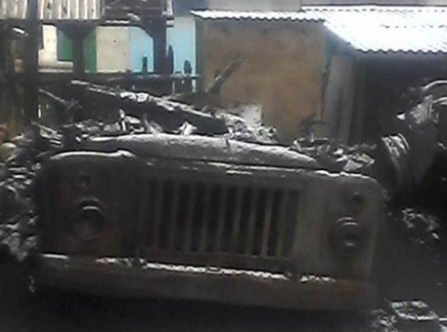 Вогонь знищив гараж, трактор та вантажівку: пожежа на Перечинщині завдала чимало лиха