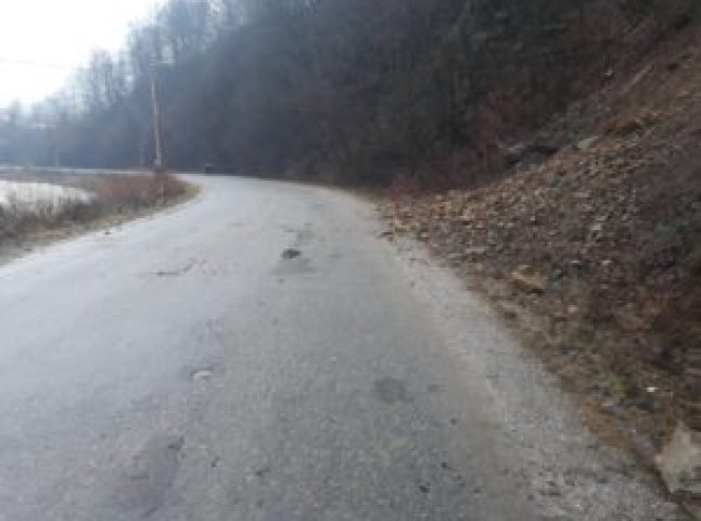 На Рахівщині зсув ґрунту частково перекрив дорогу «Мукачево – Рогатин»