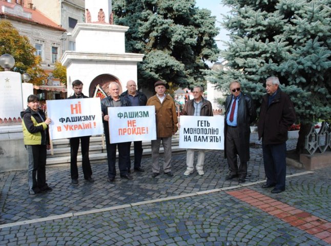 Десяток активістів в центрі Мукачева протестували проти фашизму (ФОТО)