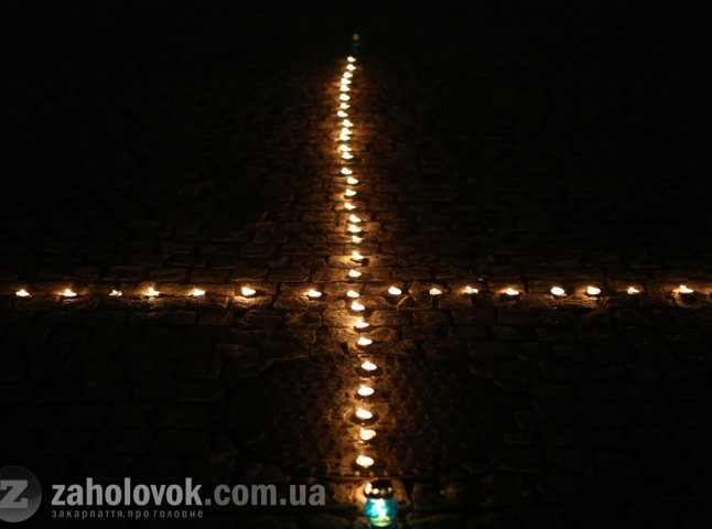 Перед Закарпатською ОДА активісти виклали хрест із свічок