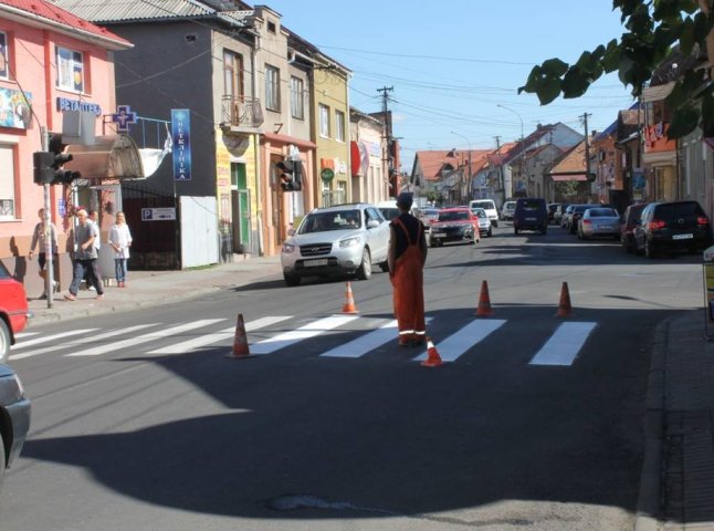 У час-пік на одній із найзавантаженіших вулиць Мукачева дорожники малюють "зебру" (ФОТОФАКТ)