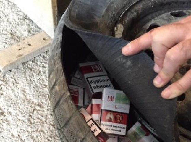 Митники Закарпаття затримали контрабандиста, який перевозив цигарки у тайнику та колесі автомобіля