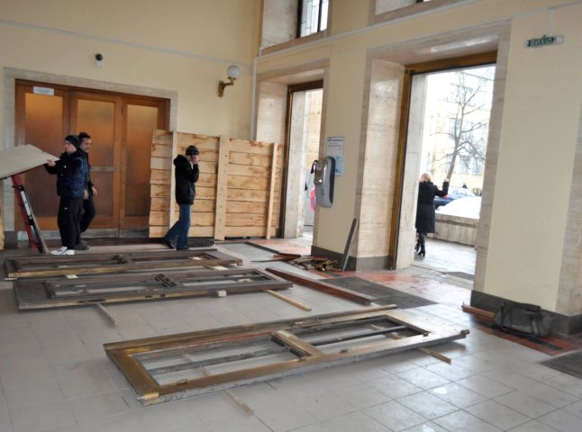 Виламані двері на будівлі ОДА в Ужгороді відновлюють (ФОТО)